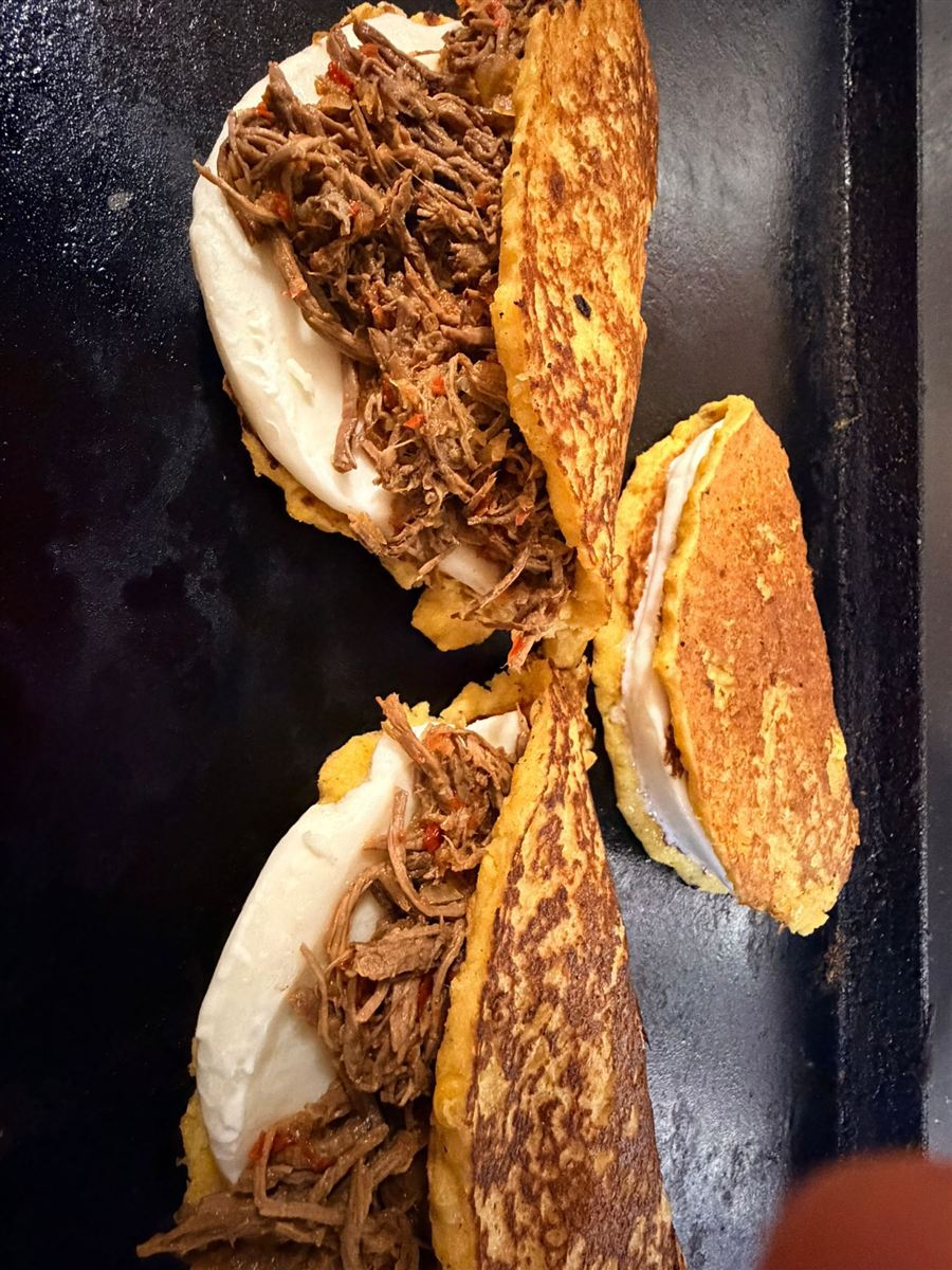 Cachapa venezolana con carne mechada y queso de mano en Criollitos Toledo
