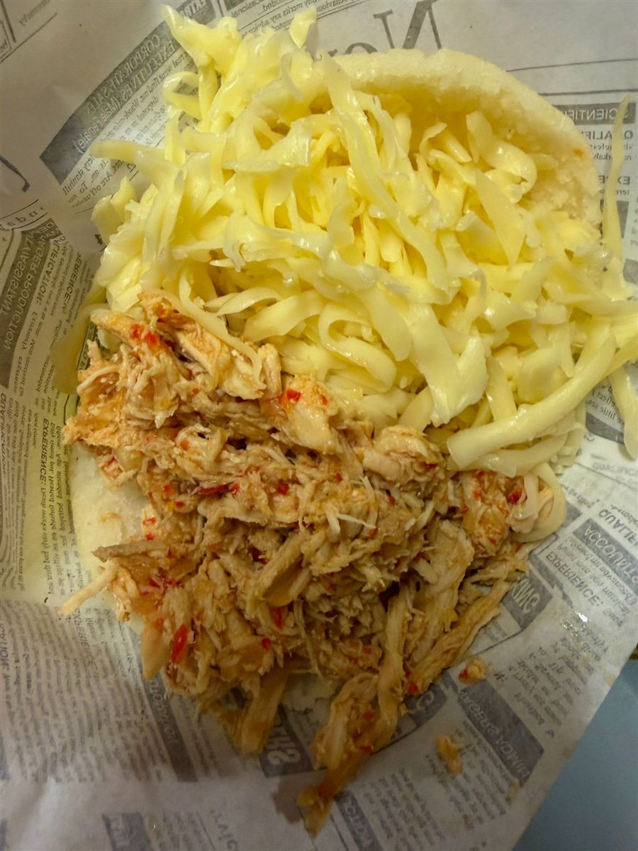 Arepa rellena de pollo mechado con queso en Criollitos Toledo