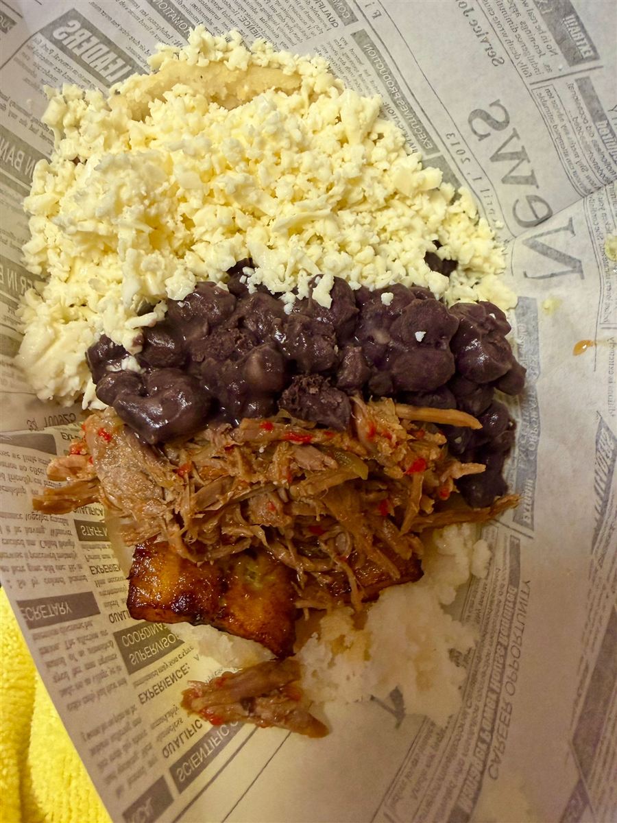 Pabellón criollo venezolano con arroz, carne mechada, caraotas y tajadas